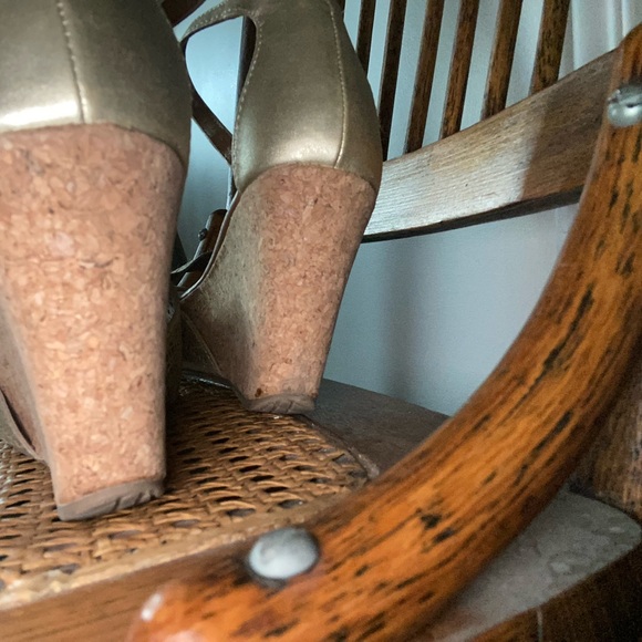 Kenneth Cole reaction, gold wedge sandals - Picture 6 of 8